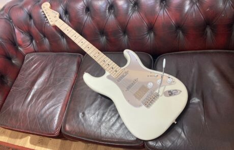 olympic white. Maple/maple satin neck. mirrored plates